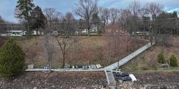 Image 4: Neighborhood Lake Access