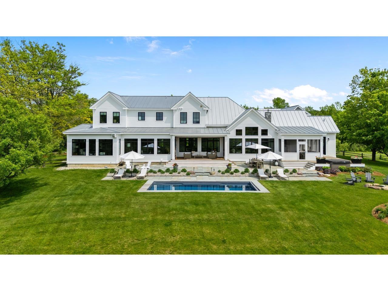 Image 2: On 9.4 acres with pool Image 2: On 9.4 acres with pool