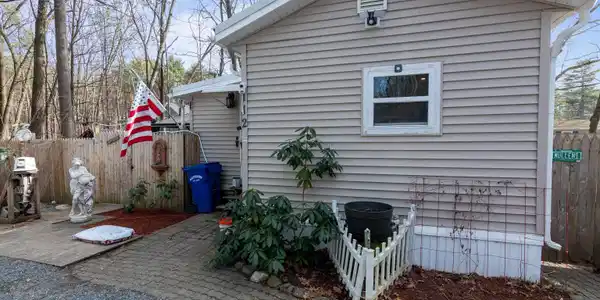 112 Hawthorne Lane