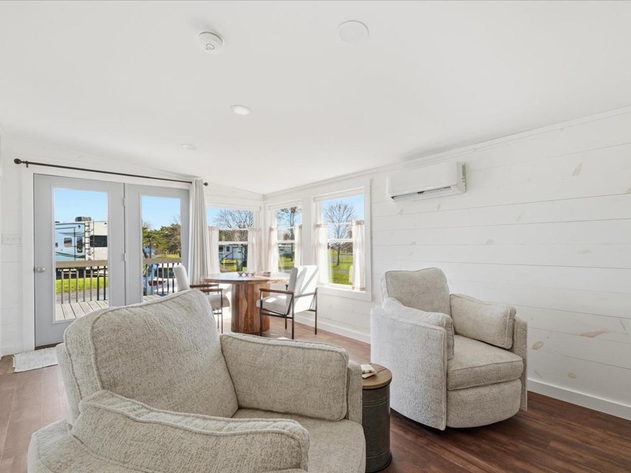 Image 4: Comfortable, cozy living room Image 4: Comfortable, cozy living room