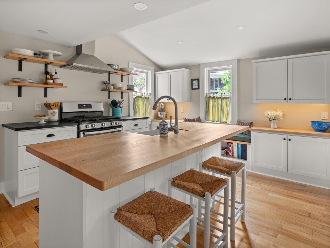 Image 2: Gorgeous Kitchen