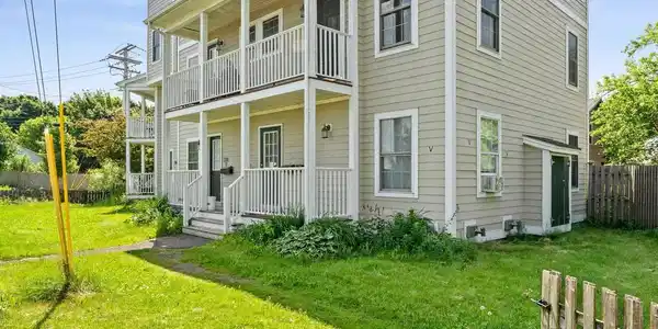 Image 3: Tight-knit 7-unit HOA