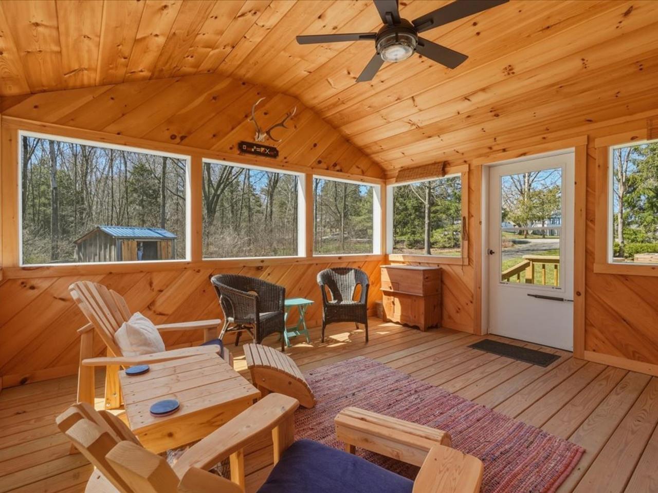 Image 3: Stunning New Screened Porch Image 3: Stunning New Screened Porch