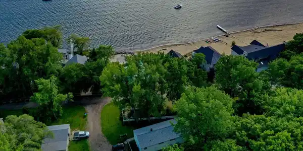 385 Broadlake