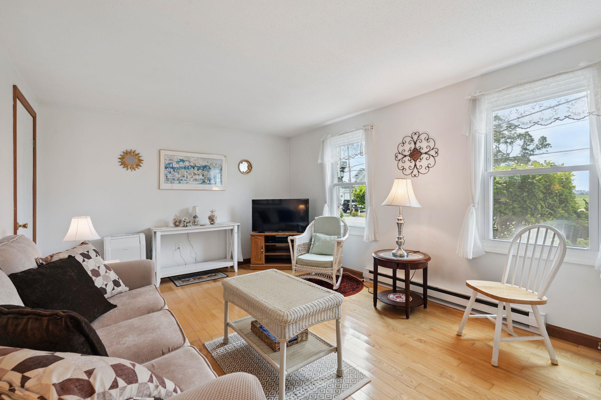 Image 3: Living Room 2