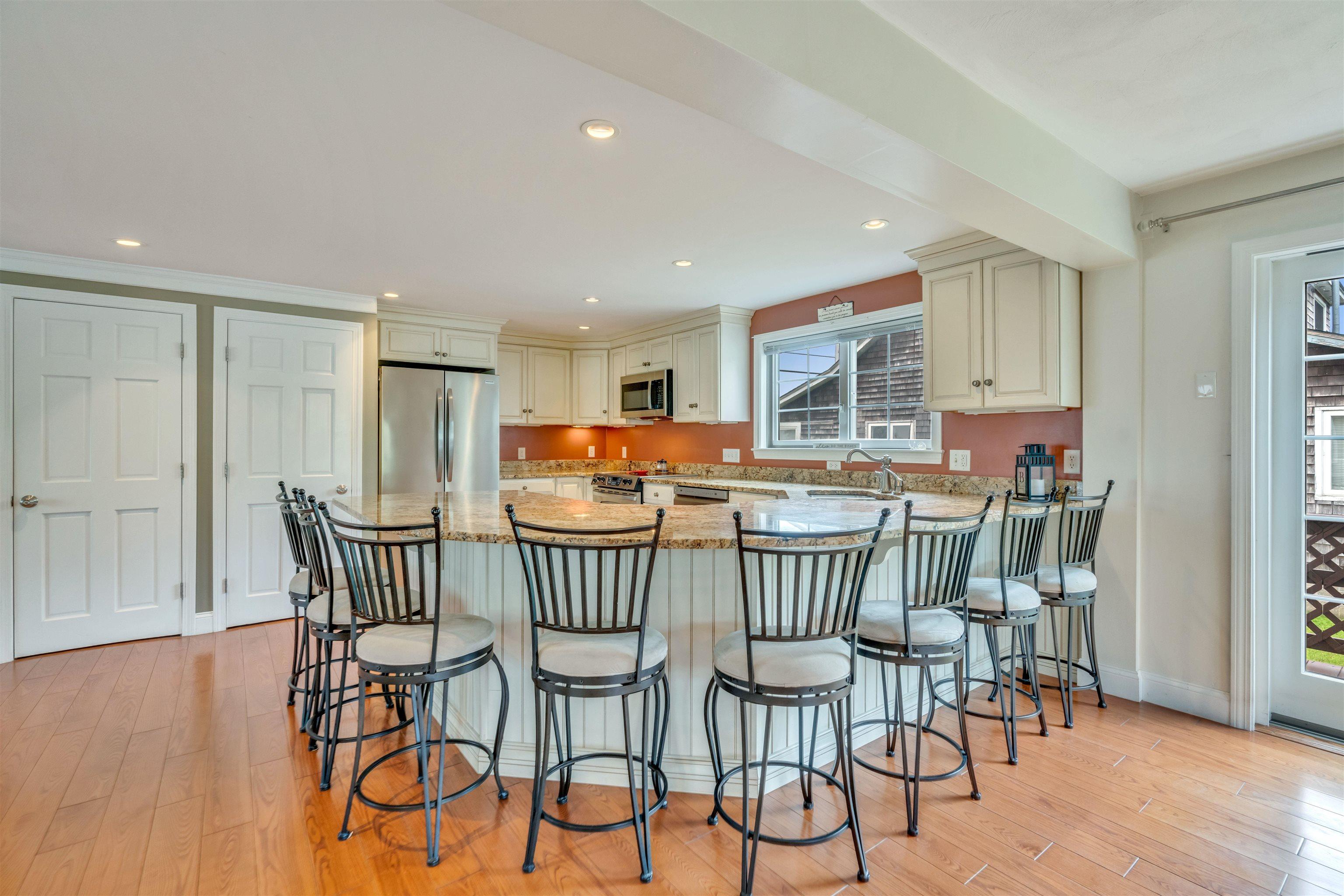 Image 3: Unit B - Kitchen island with seating