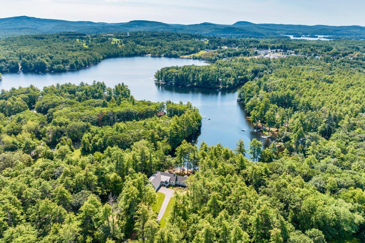 Image 0: Walk to town, Impressive waterfront with desirable location
