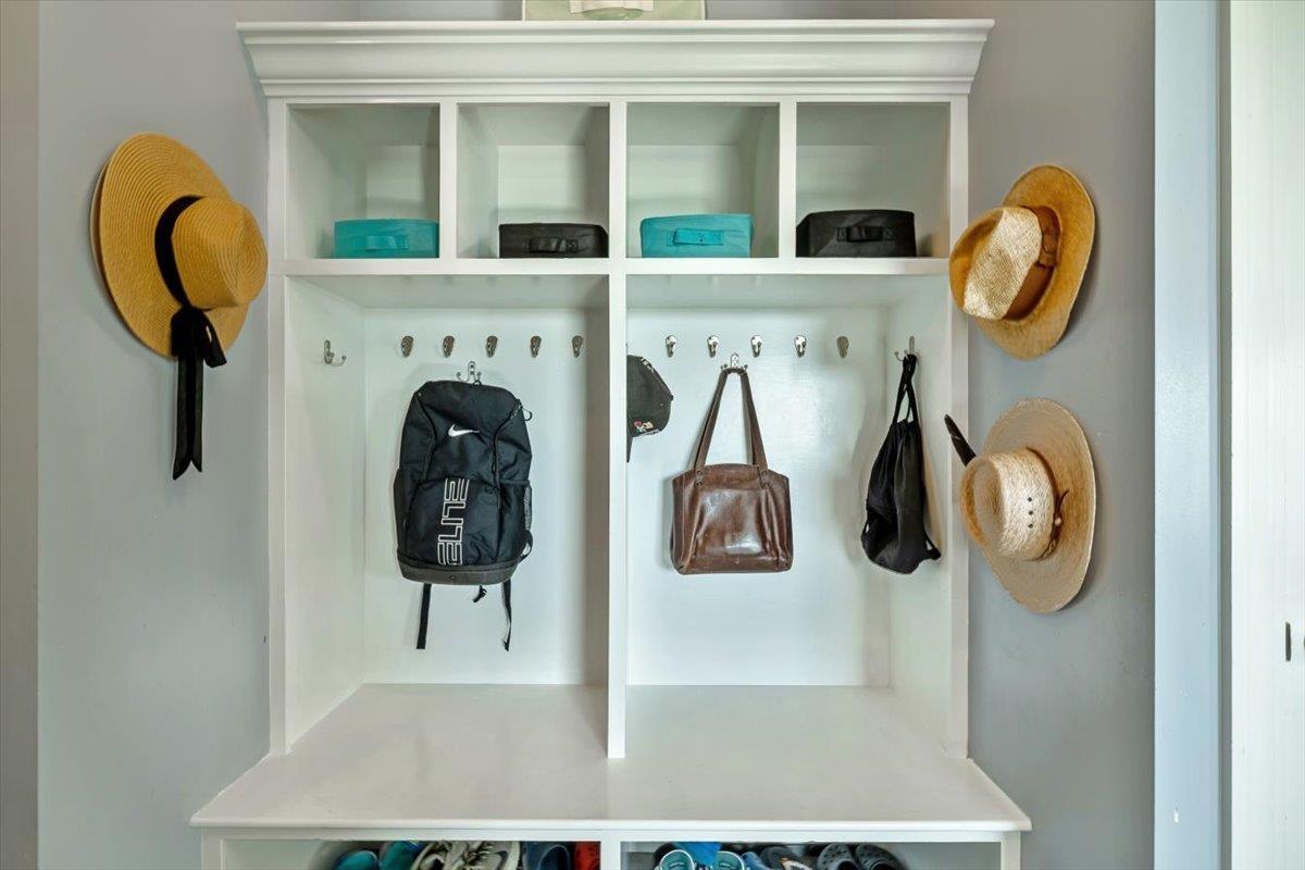 Image 4: Mudroom Image 4: Mudroom