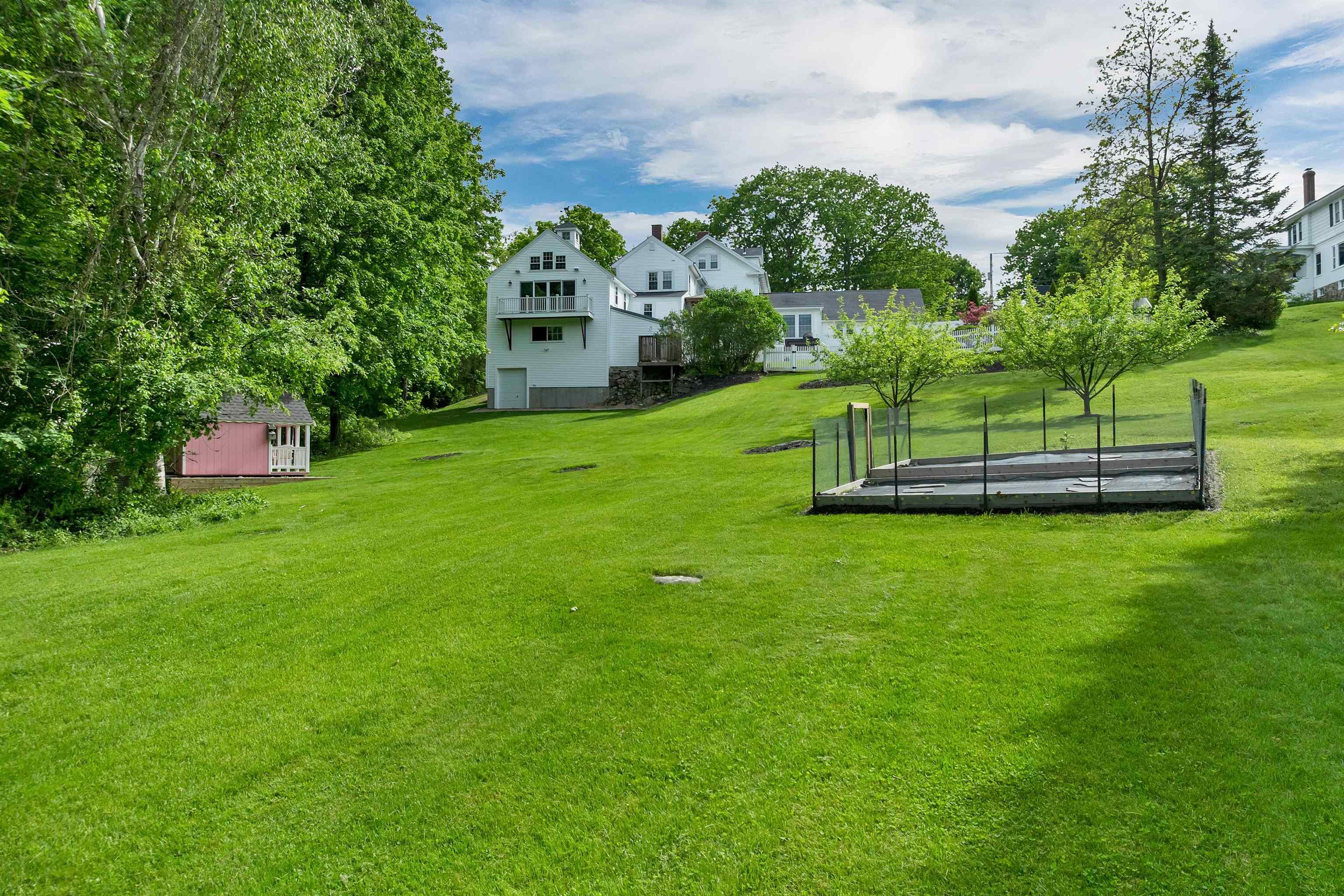 Image 2: Spacious and Private Yard Image 2: Spacious and Private Yard