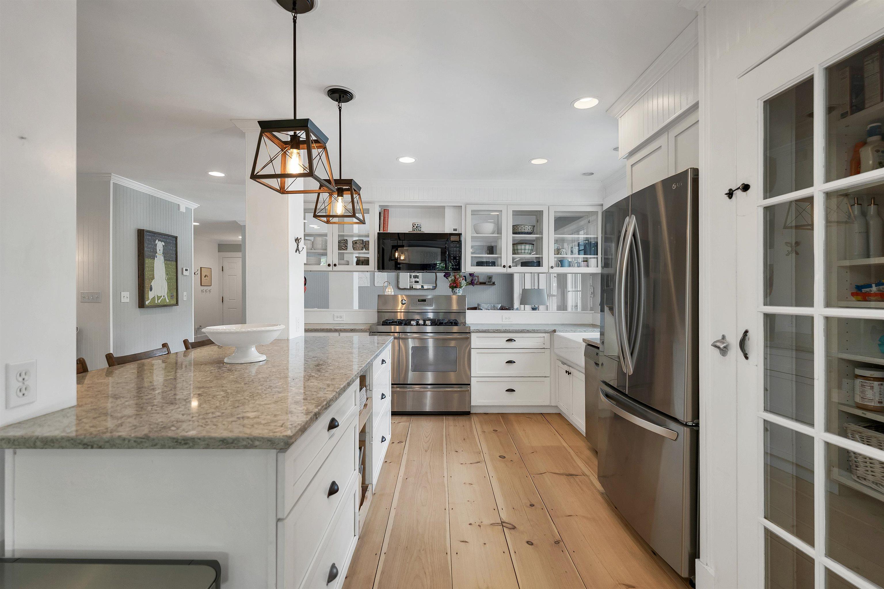 Image 4: Eat-In kitchen with Pantry Image 4: Eat-In kitchen with Pantry