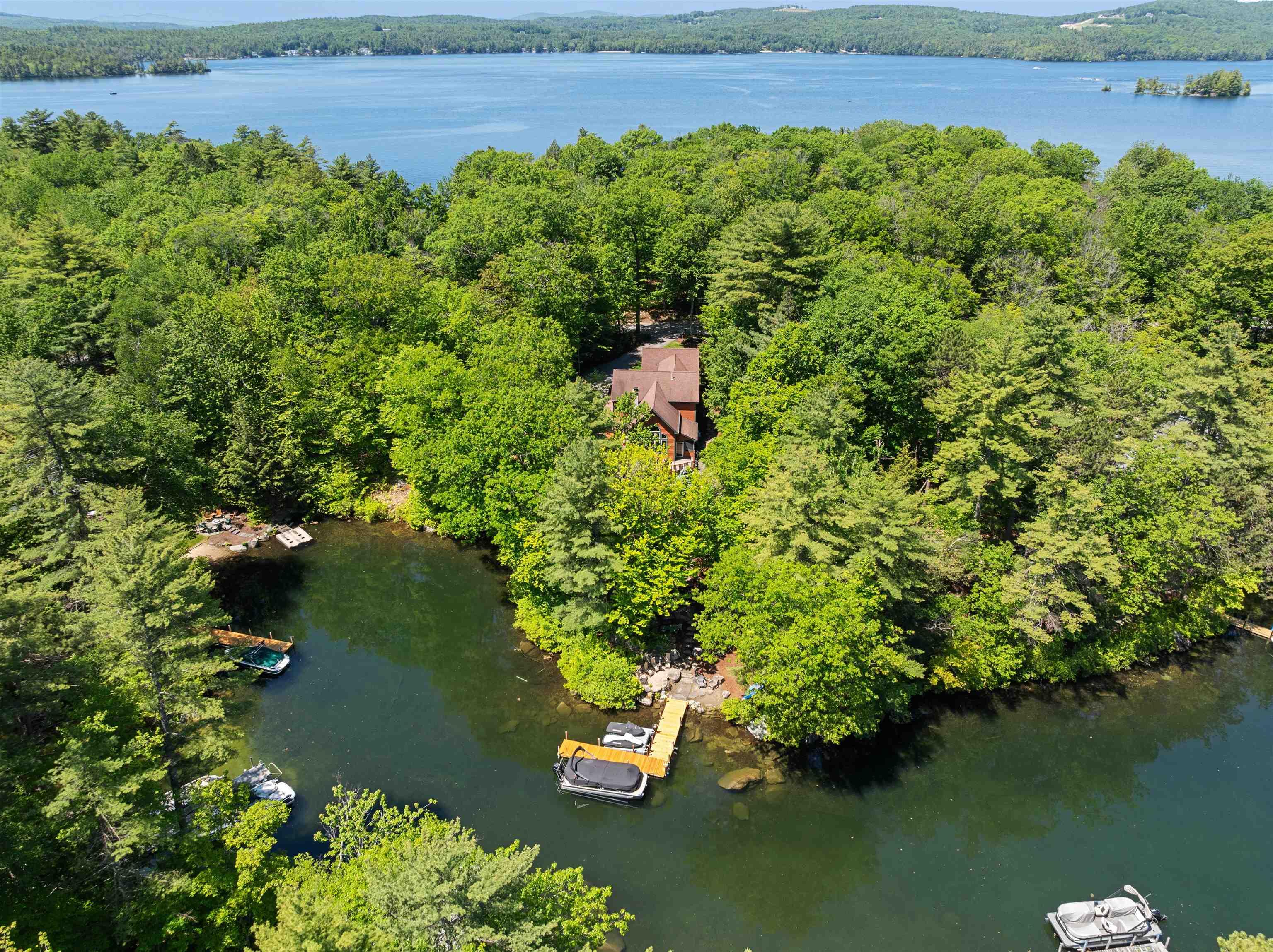 Image 2: SITUATED IN A PROTECTED COVE Image 2: SITUATED IN A PROTECTED COVE