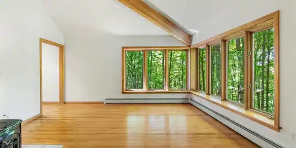 Image 4: Living room overlooks treetops Image 4: Living room overlooks treetops