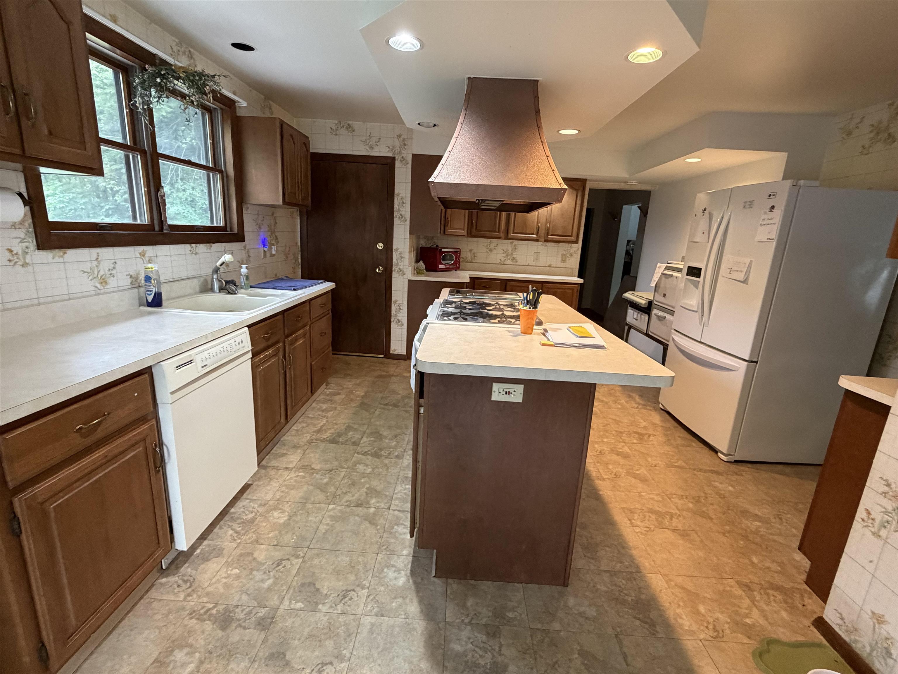 Image 4: Kitchen