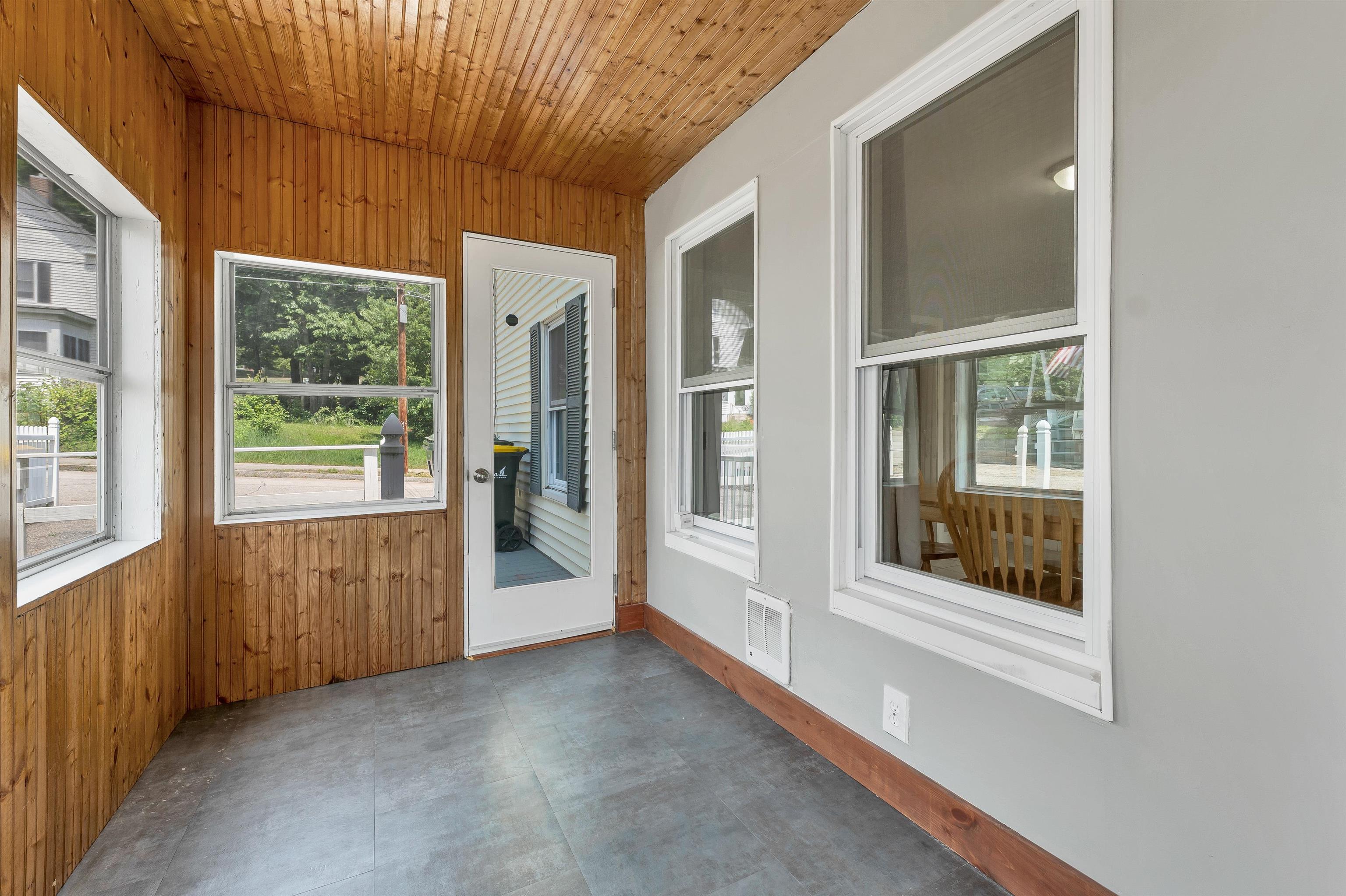 Image 4: Covered side porch to kitchen