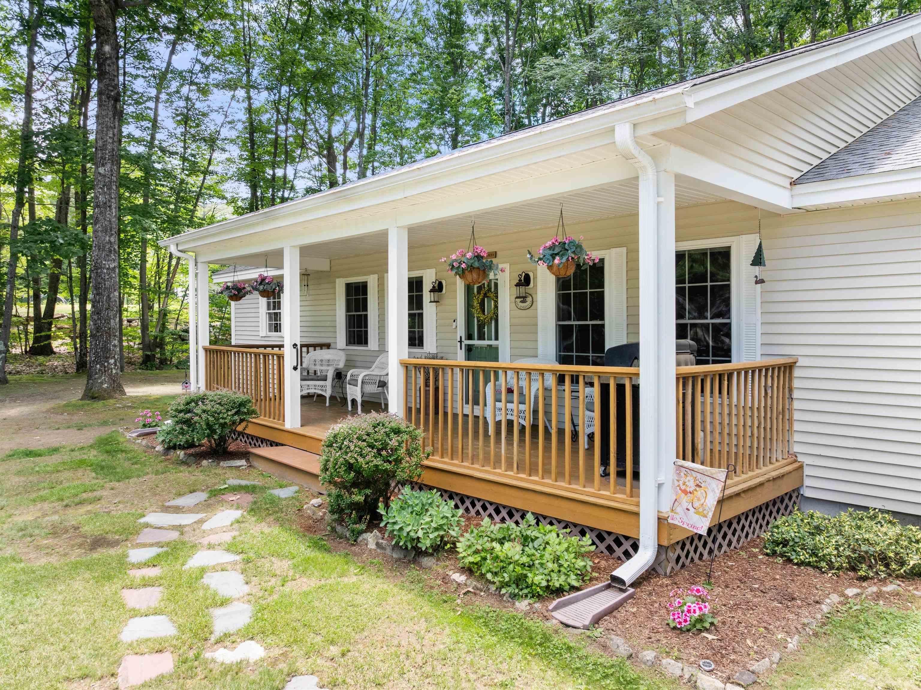 Image 2: ENJOY THE COVERED FARMERS PORCH Image 2: ENJOY THE COVERED FARMERS PORCH