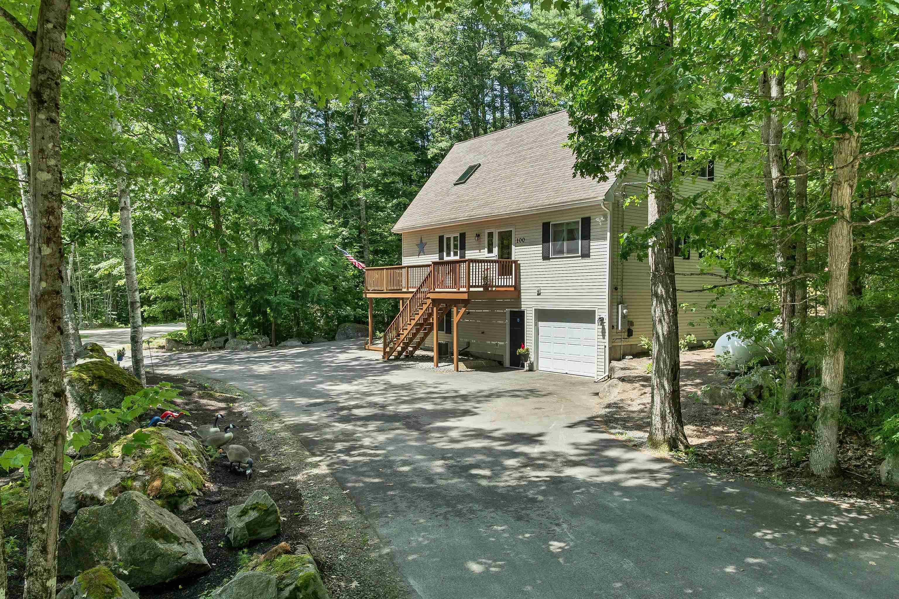 Image 4: Paved driveway with dual access Image 4: Paved driveway with dual access