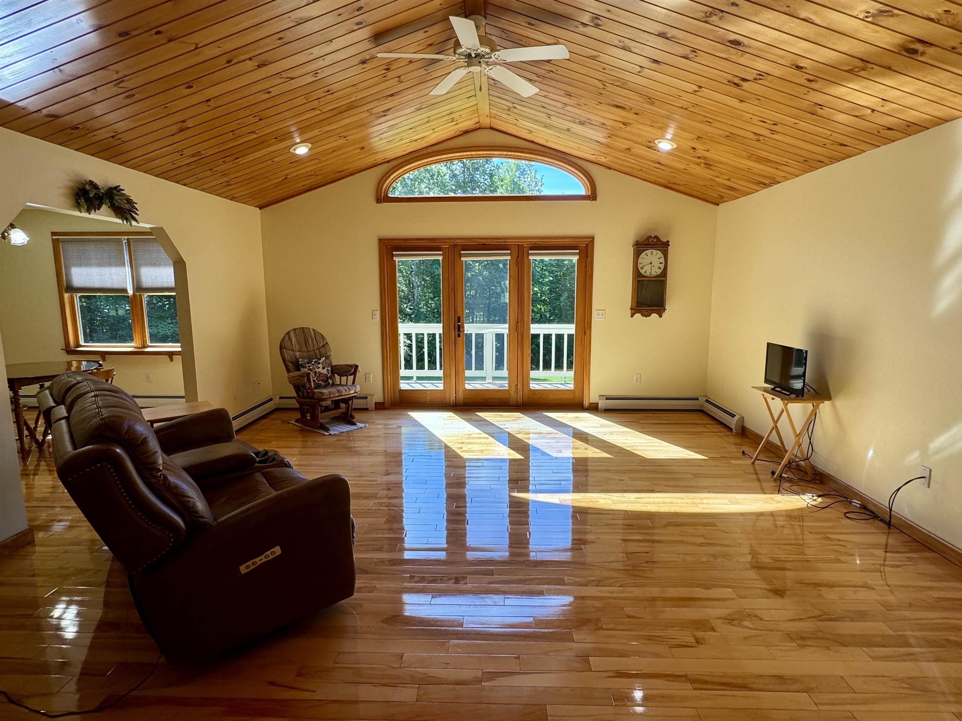 Image 3: Living Area Image 3: Living Area