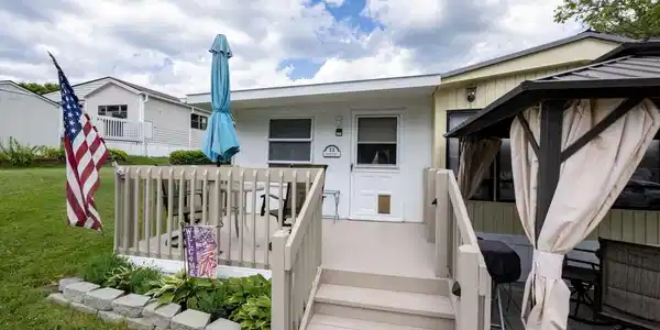 Image 3: Front entry deck Image 3: Front entry deck