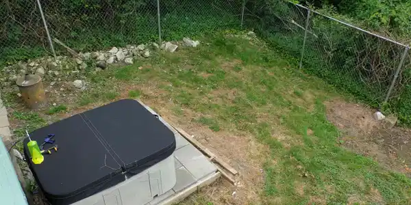Image 3: Hot tub