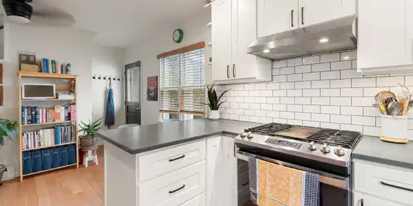 Image 3: Kitchen