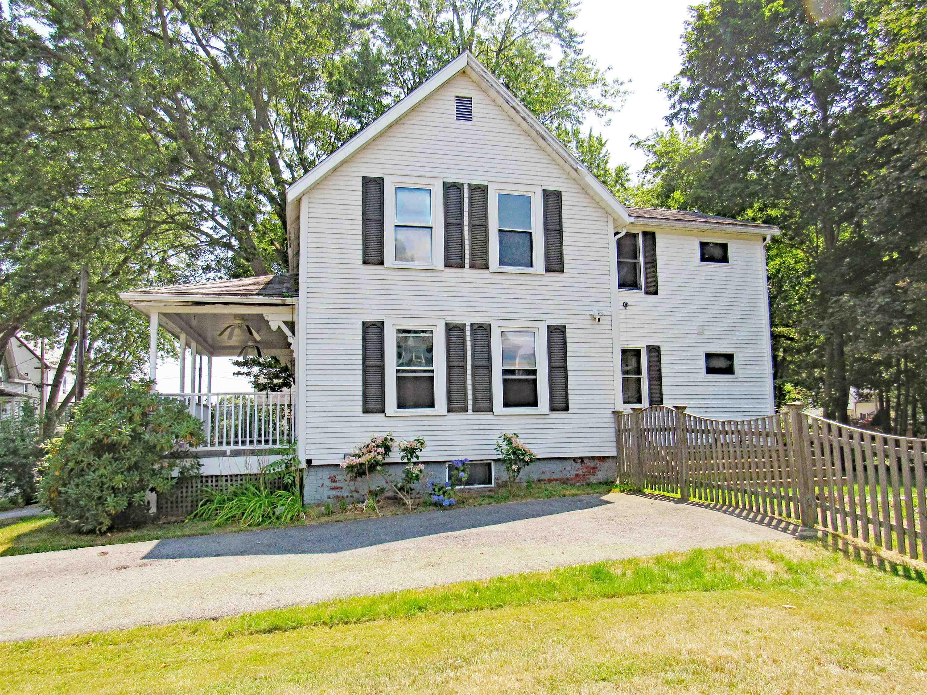 Image 4: Right side with driveway Image 4: Right side with driveway