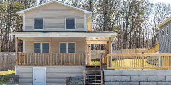 904 East Lakeshore
