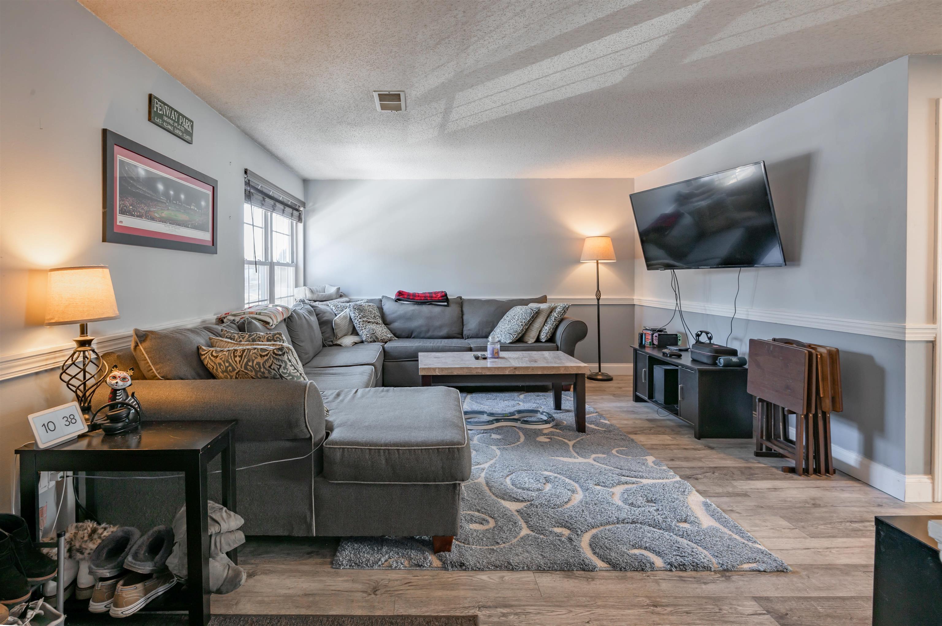 Image 4: Sizable, sunny living room