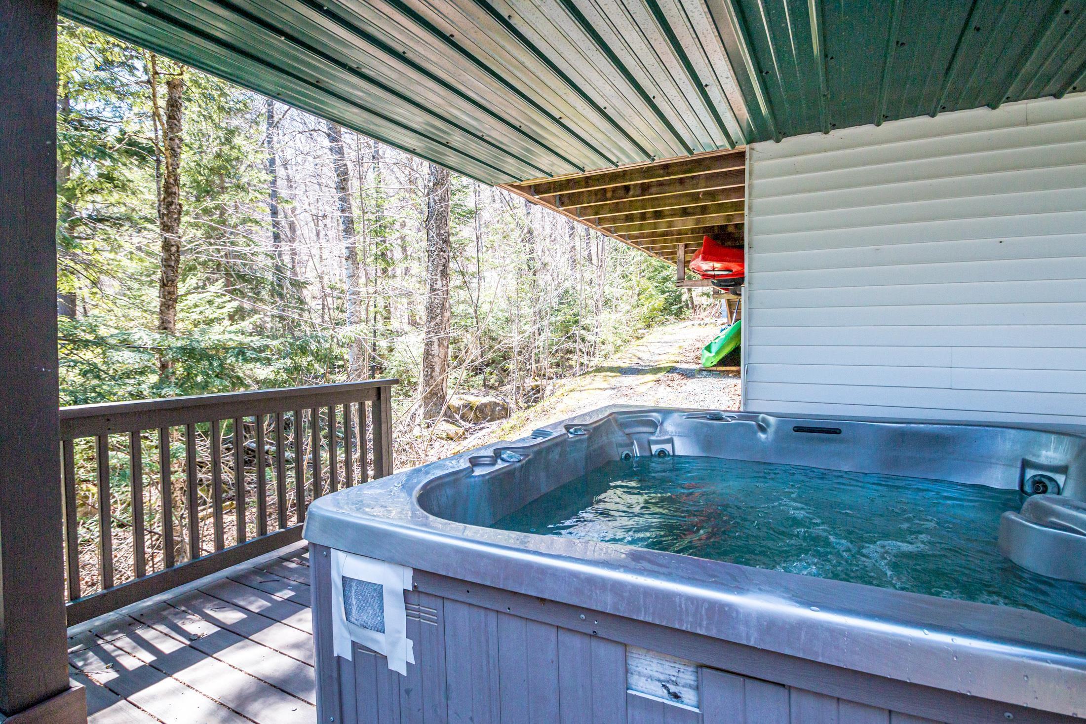 Image 3: Hot Tub