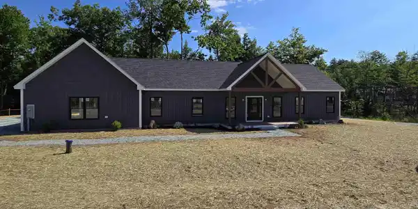 8 Greenwood Lane