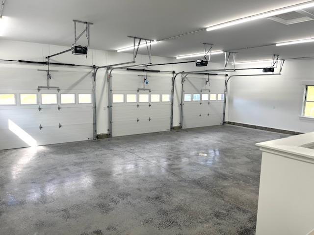 Image 1: 3 Bay Garage w/ heated floors Image 1: 3 Bay Garage w/ heated floors