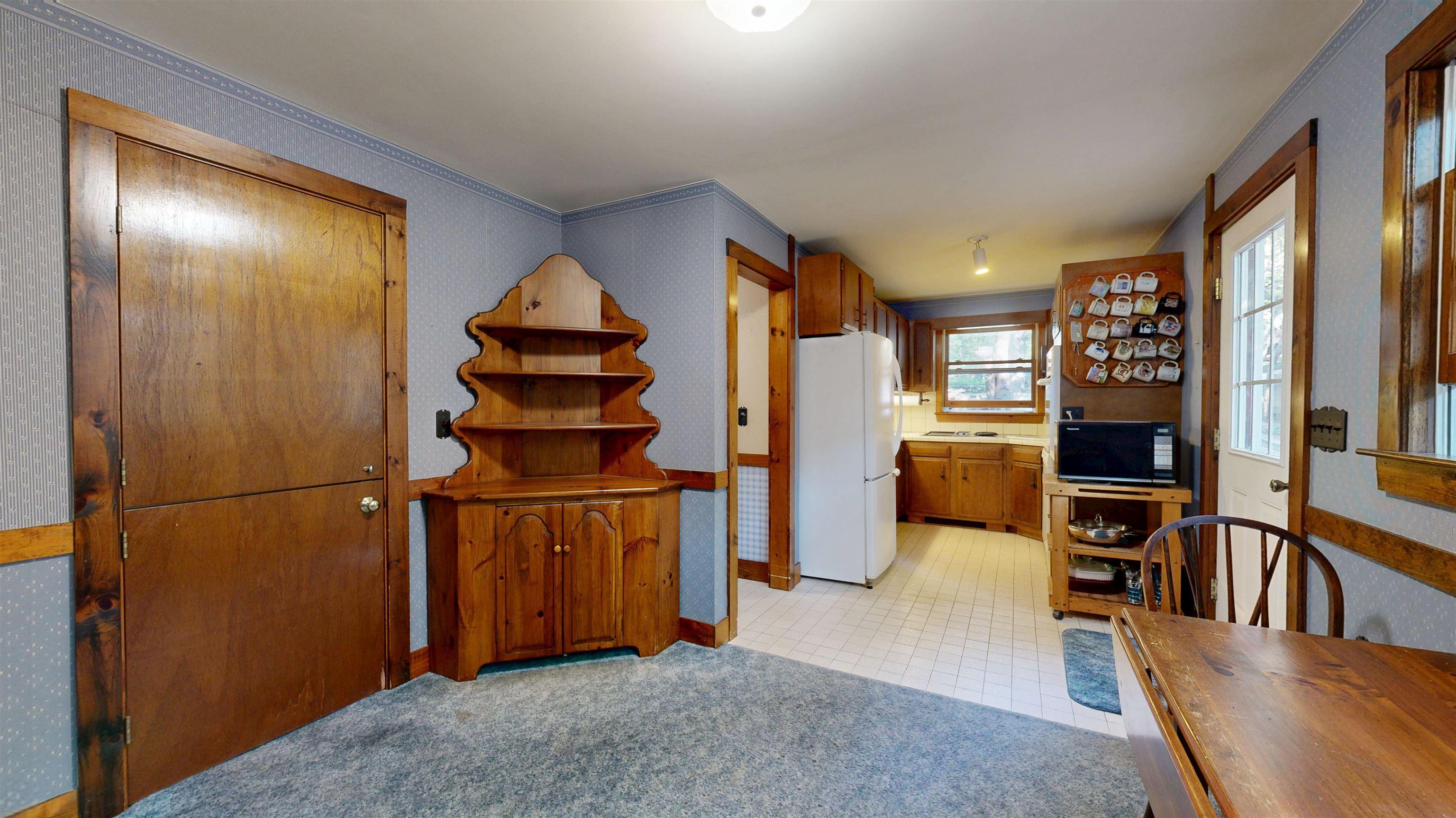 Image 3: Dining area
