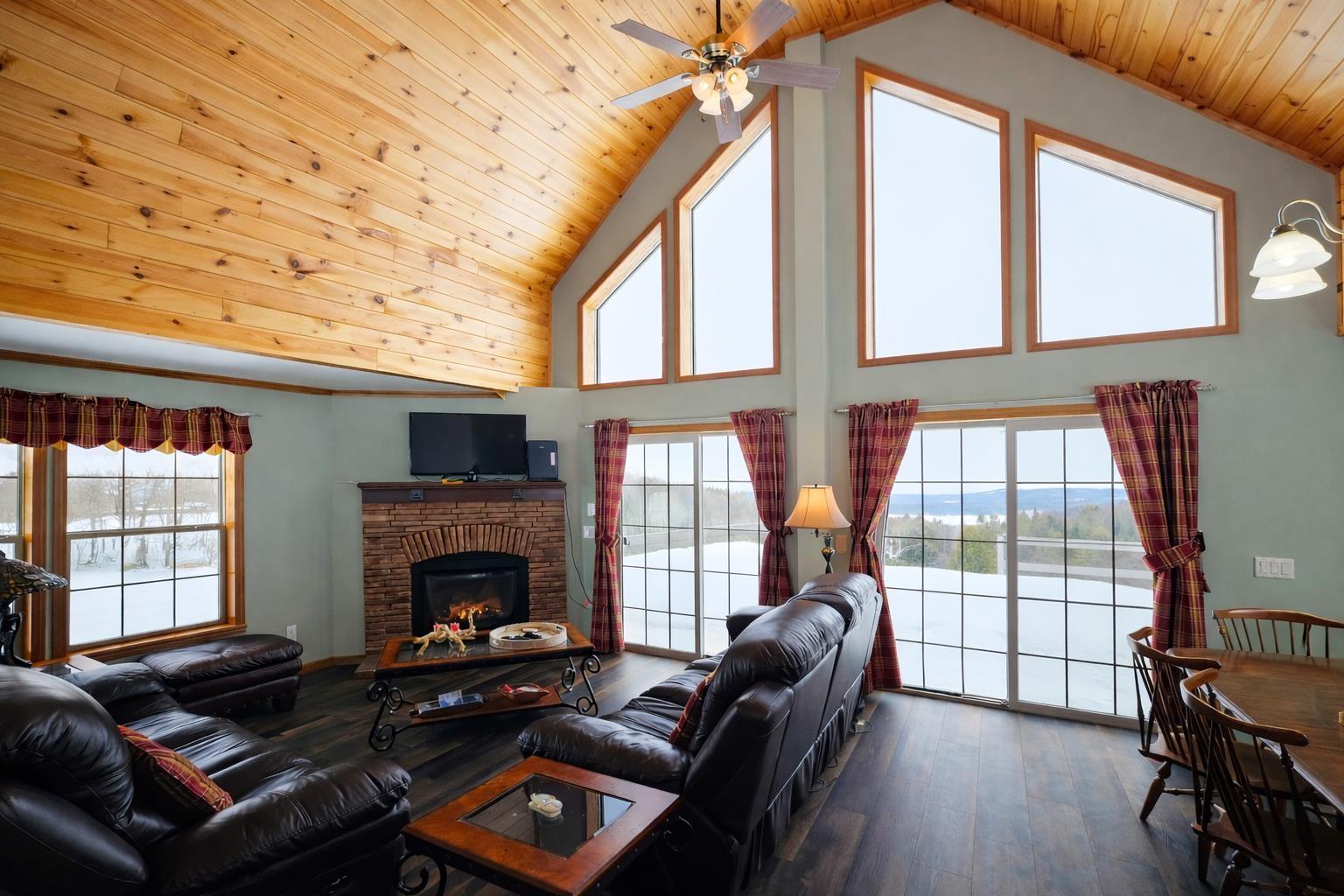 Image 2: Living room with gas FP