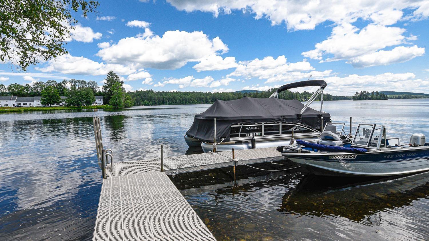 Image 3: Dock with 75' usable Frontage on Silver Lake