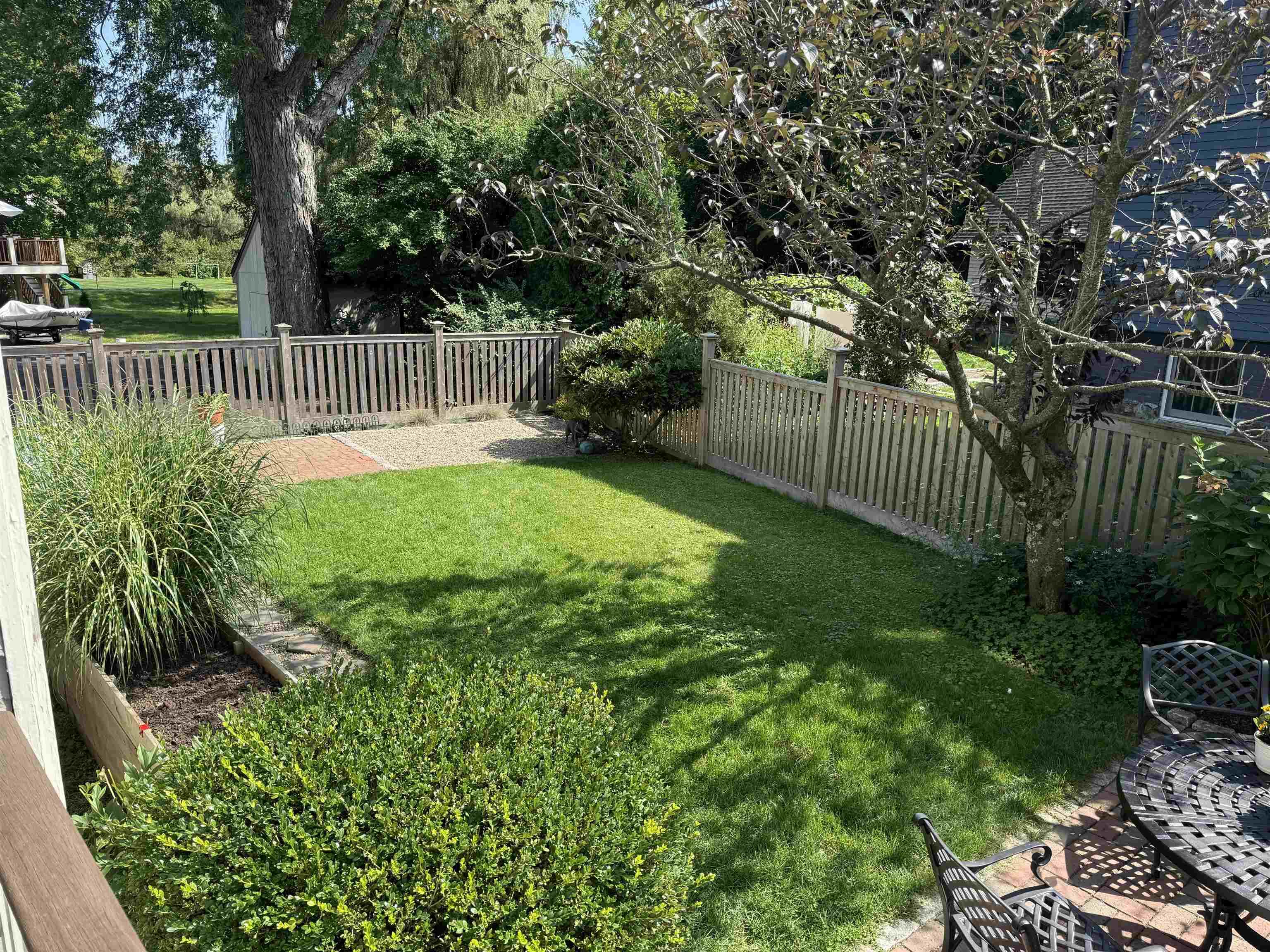 Image 3: Manicured fenced yard