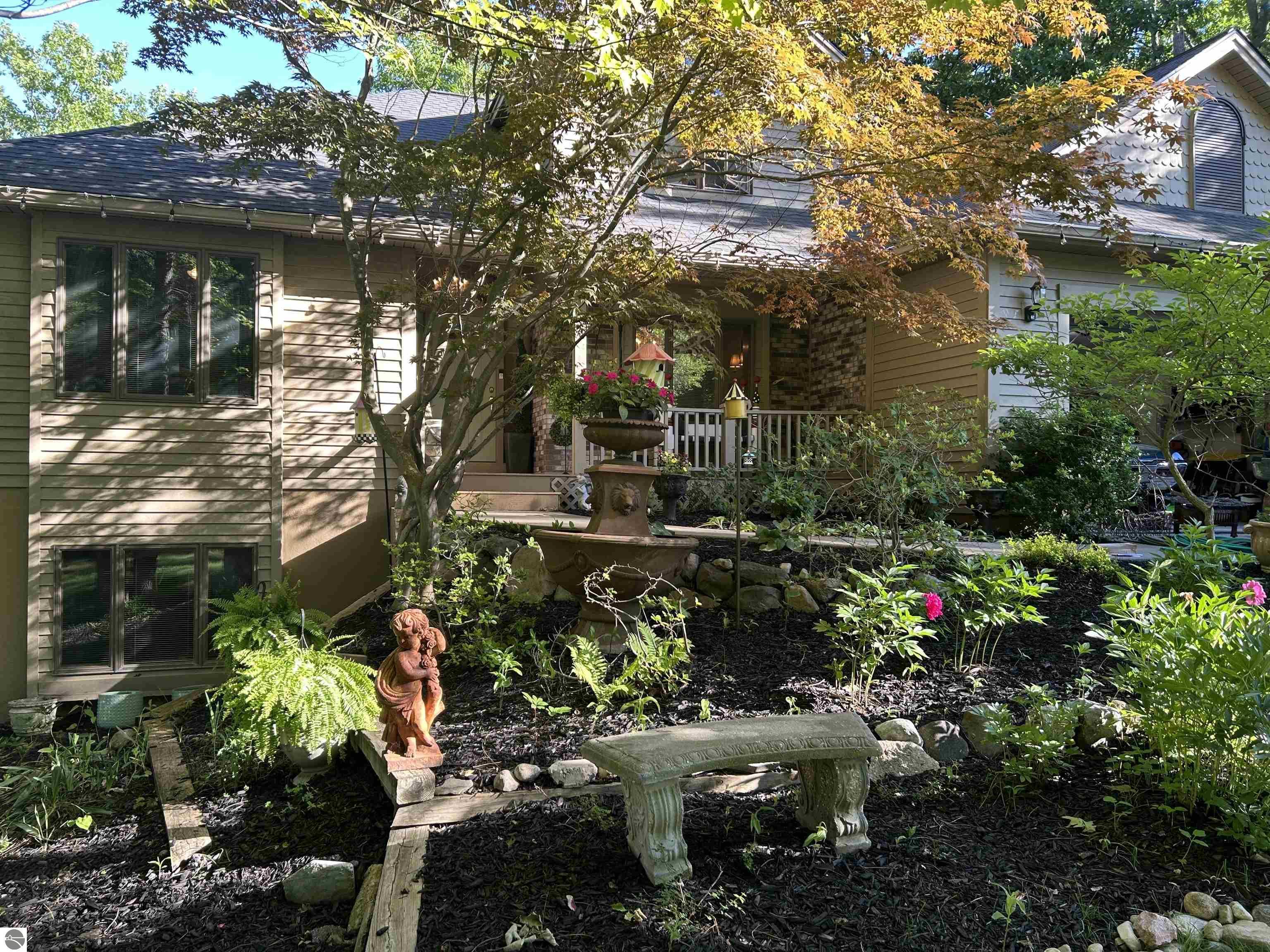 Image 1: Gorgeous landscaping!
