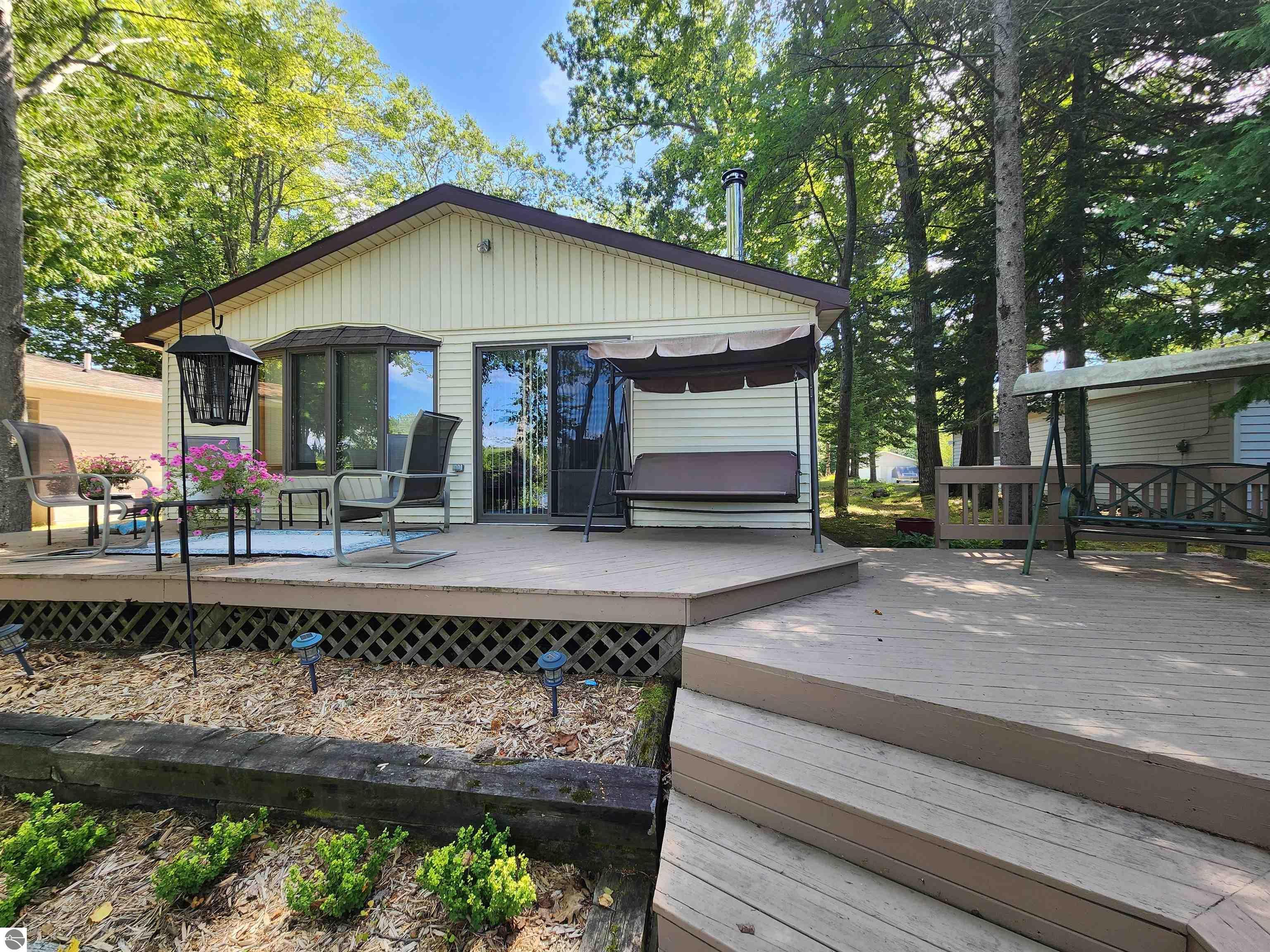 Image 1: House from the lake side.