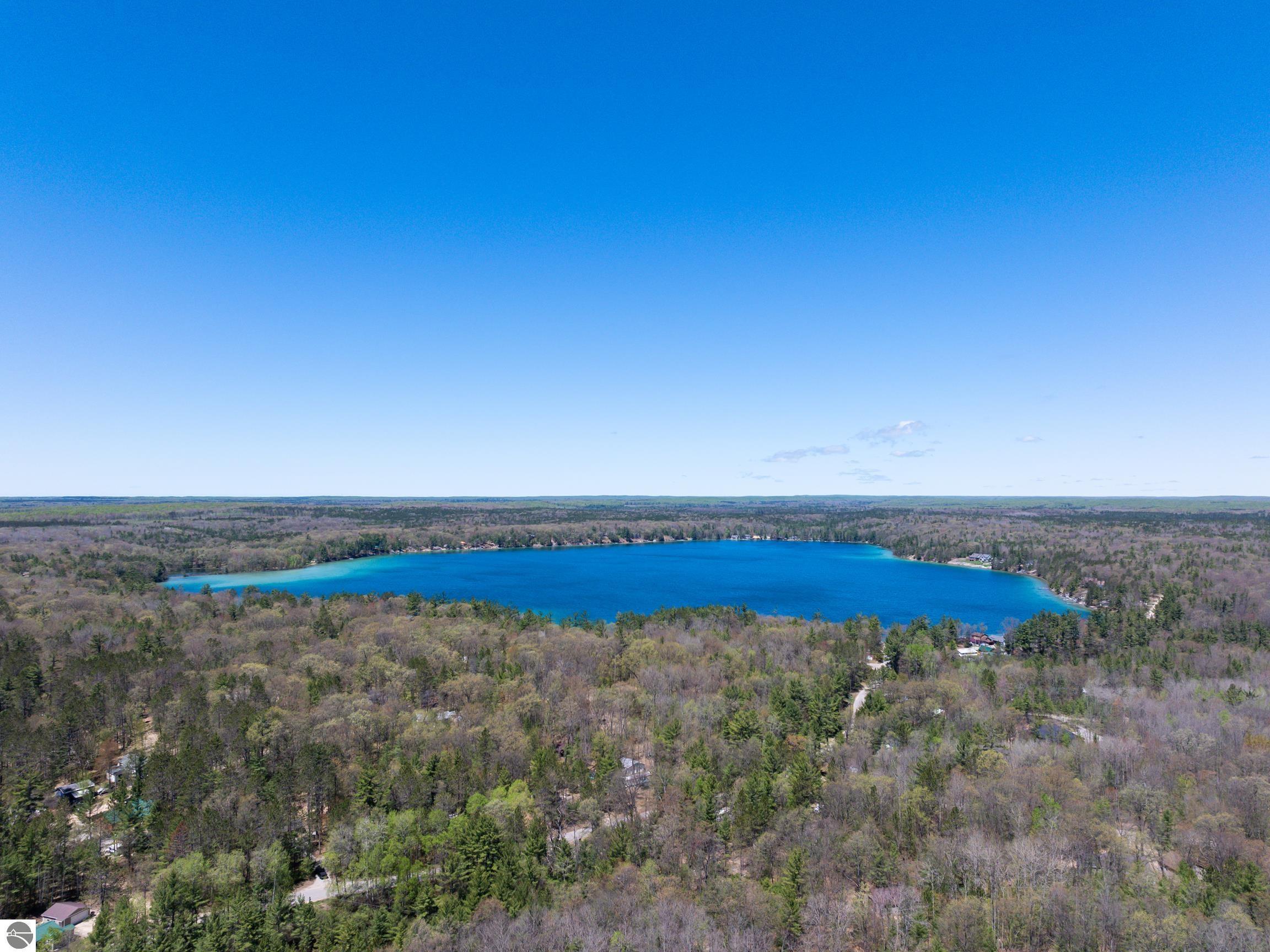 Image 2: Bear Lake 2min away!!!