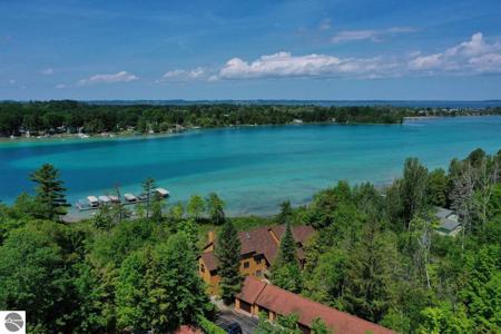 591 Meguzee Point