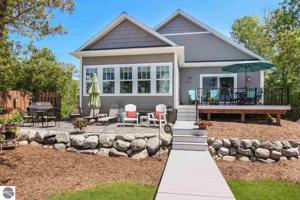 302 Rivershore Drive