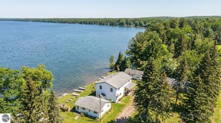 4029 E Shore Drive NE