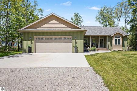 1735 Iroquois Trail