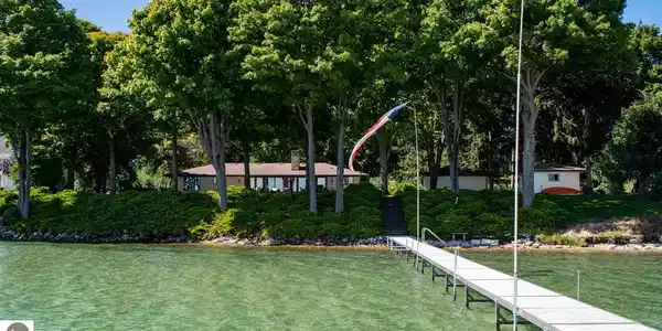 4049 SW Bay Shore Drive