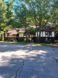 6493 Deer Path