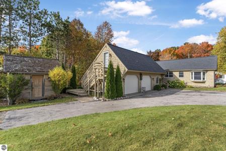 6211 N Manitou Trail