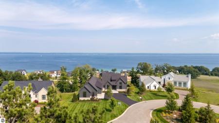 15985 Waters Edge