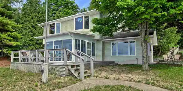 704 S Manitou Trail