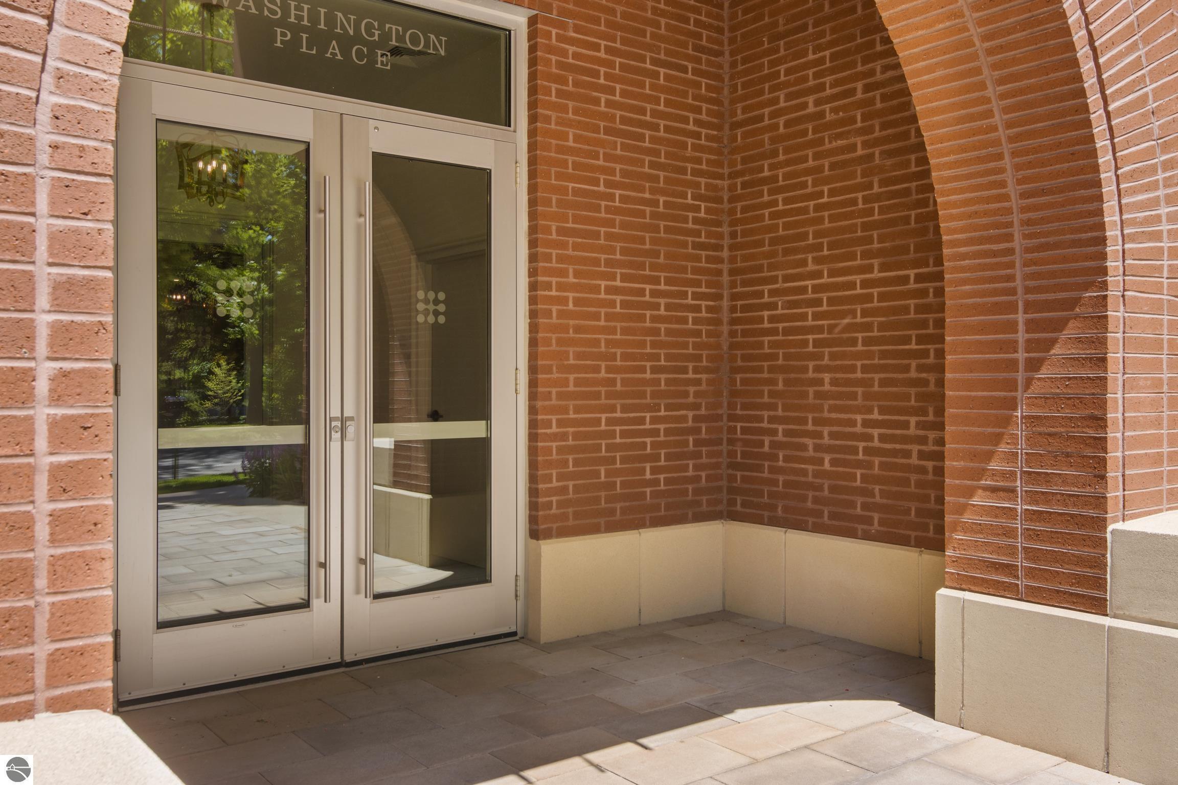 Image 2: With elevator access to the condo.
