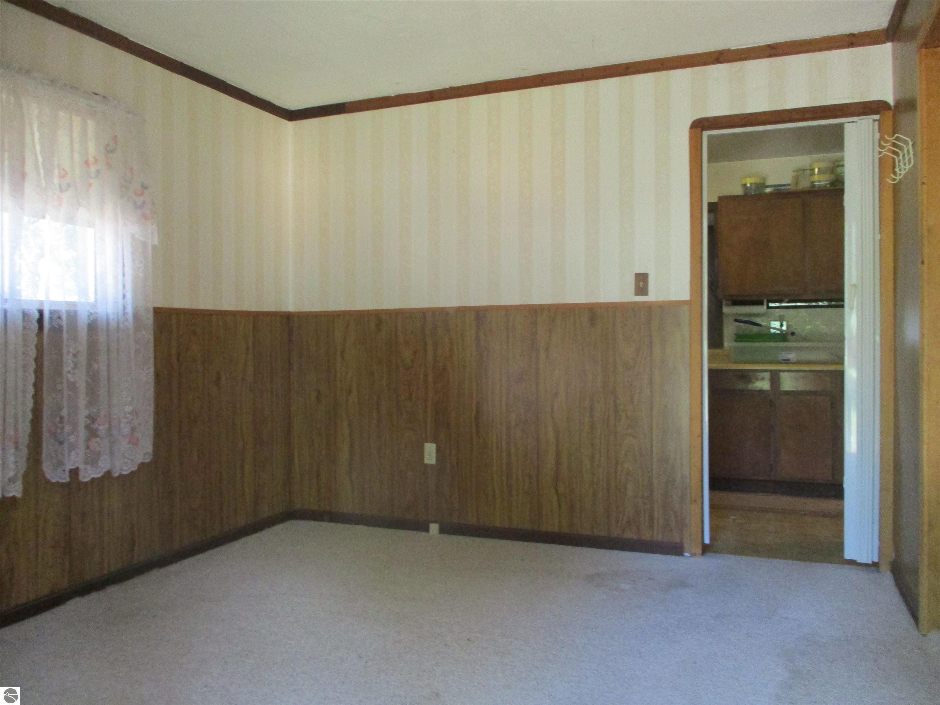 Image 2: Bedroom
