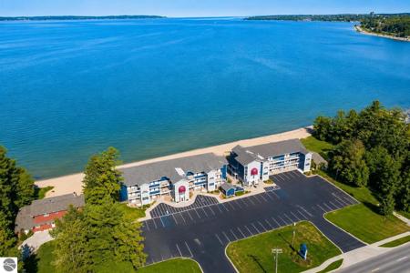 2211 N US-131 N