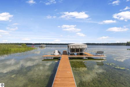 4923 Lakeview Drive